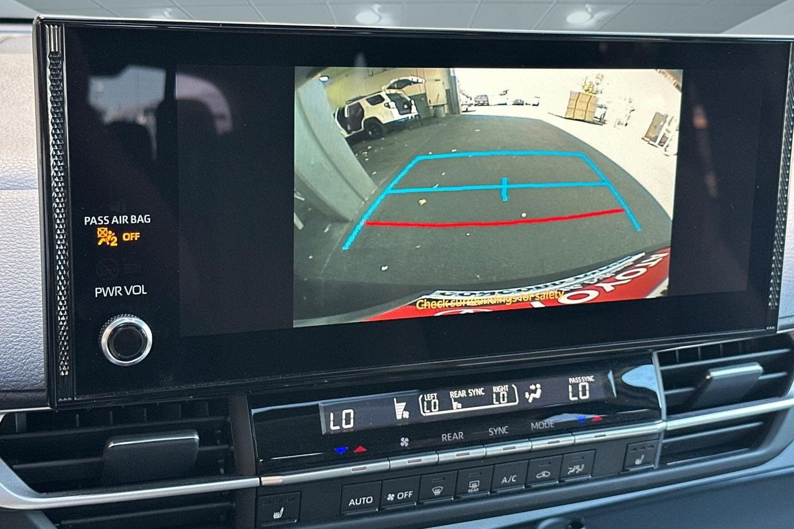 Used 2026 Toyota Sienna XLE FWD image 18