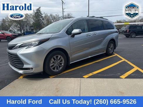 Used 2024 Toyota Sienna XLE image 1