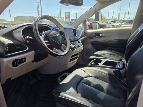 Used 2019 Chrysler Pacifica Limited w/ Advanced Safetytec Group image 9