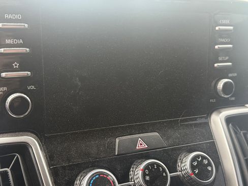 Used 2022 Kia Sorento LX image 11