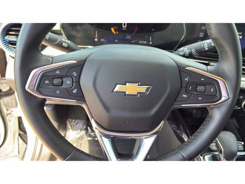 Used 2025 Chevrolet Trax LT w/ LT Convenience Package FWD image 24