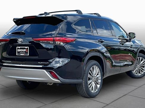 Used 2023 Toyota Highlander Platinum FWD image 13