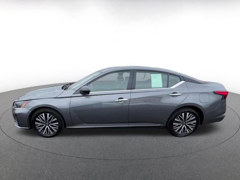 Used 2024 Nissan Altima 2.5 SV FWD image 9