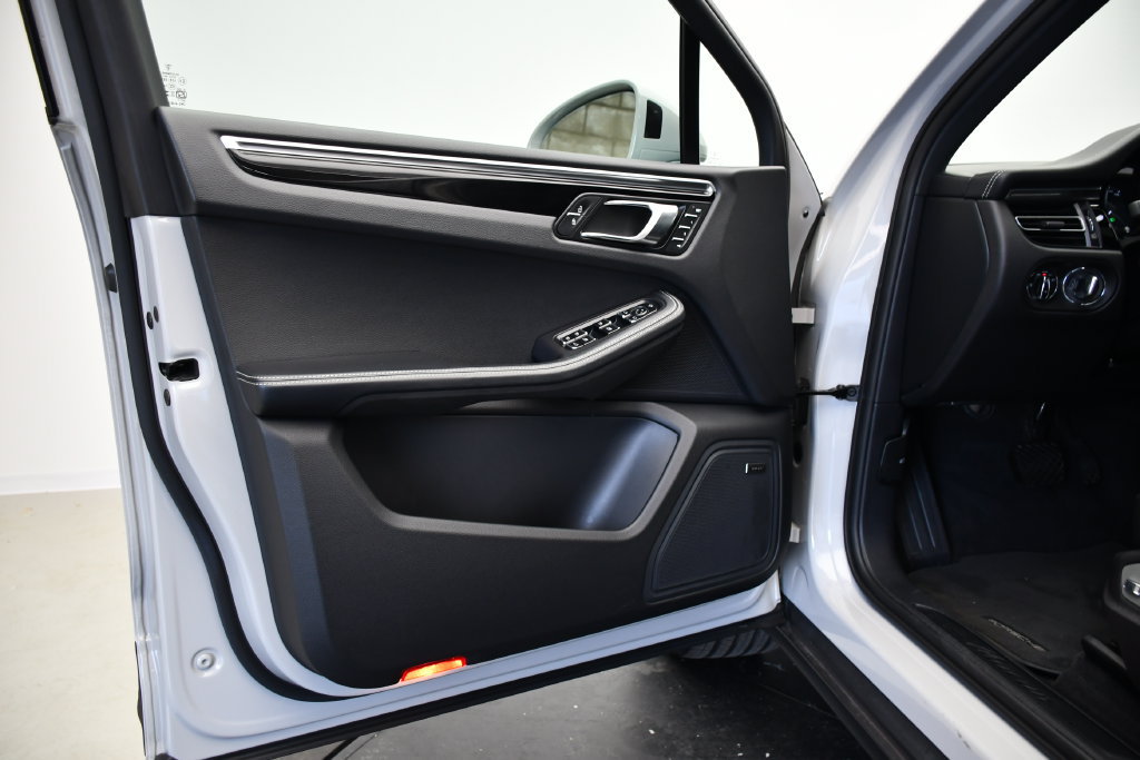Certified 2024 Porsche Macan AWD/4WD image 32