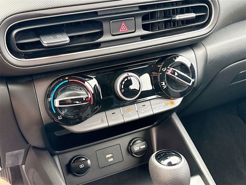 Used 2023 Hyundai Kona SE image 15