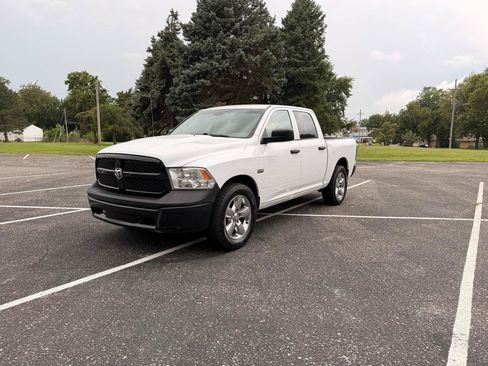 Used 2014 RAM 1500 4x4 Crew Cab image 4