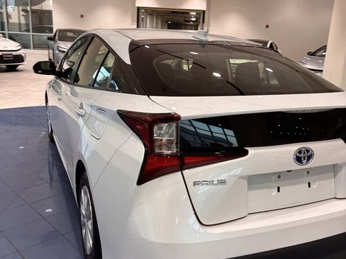 Used 2021 Toyota Prius L Eco w/ Carpet Mat Package (TMS) image 2