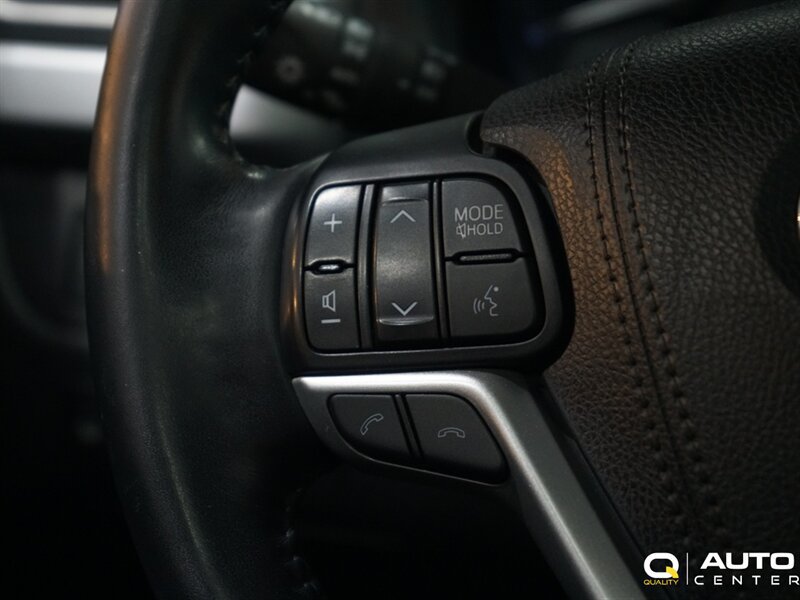 Used 2018 Toyota Highlander Limited Platinum AWD/4WD image 16