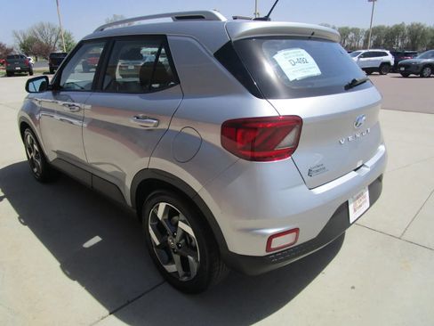 Used 2025 Hyundai Venue SEL FWD image 7