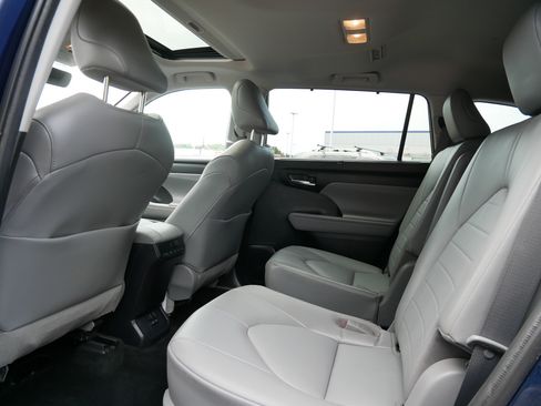 Used 2022 Toyota Highlander XLE AWD/4WD image 33