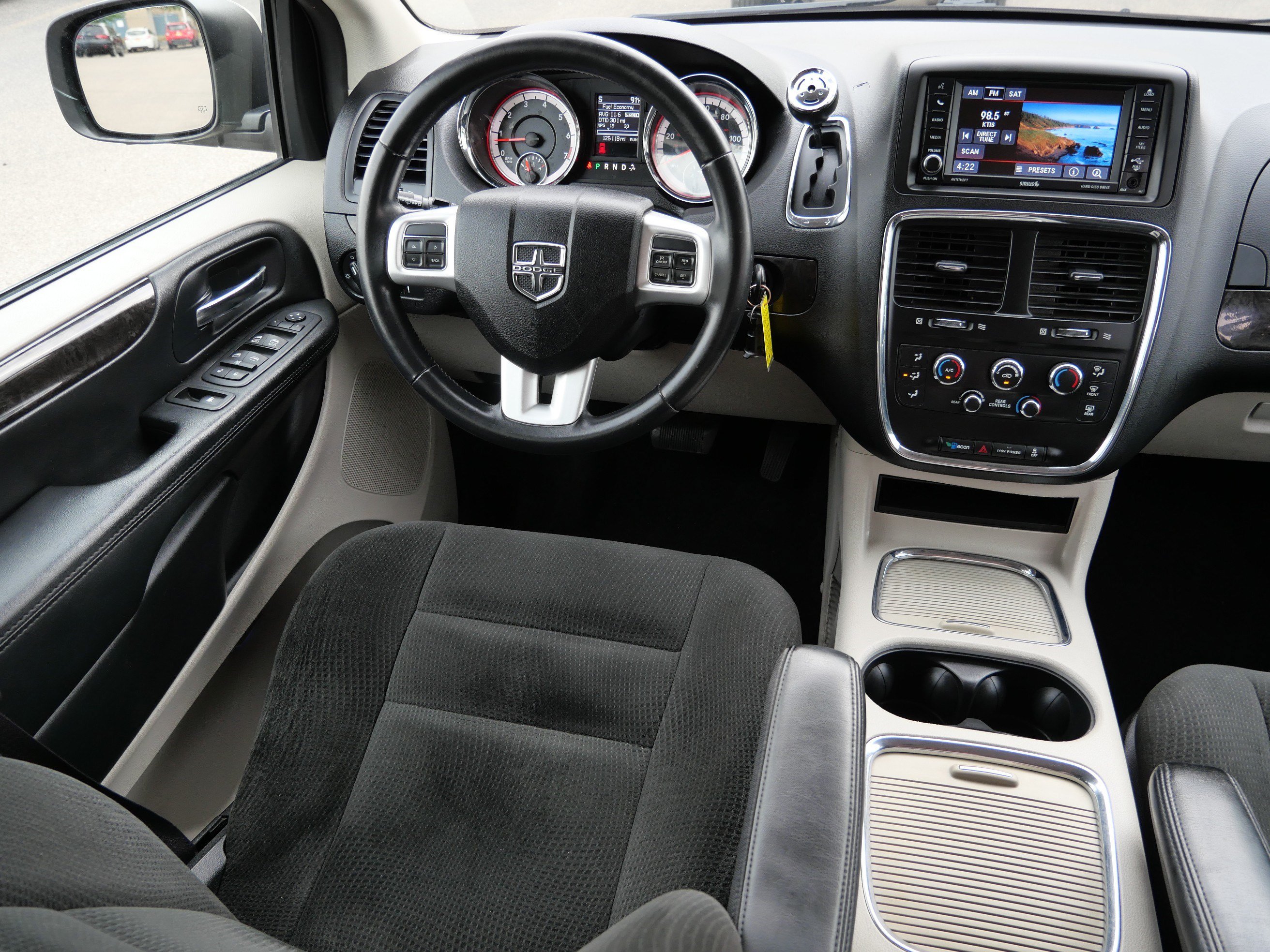 Used 2016 Dodge Grand Caravan SXT w/ Rear Park Assist Package FWD image 9