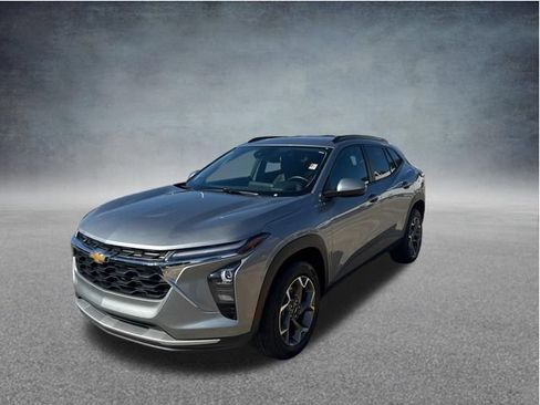 Used 2025 Chevrolet Trax LT w/ LT Convenience Package FWD image 3