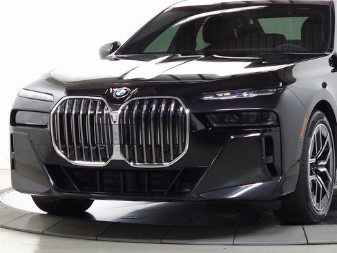 Used 2025 BMW 760i xDrive w/ Executive Package AWD/4WD image 3