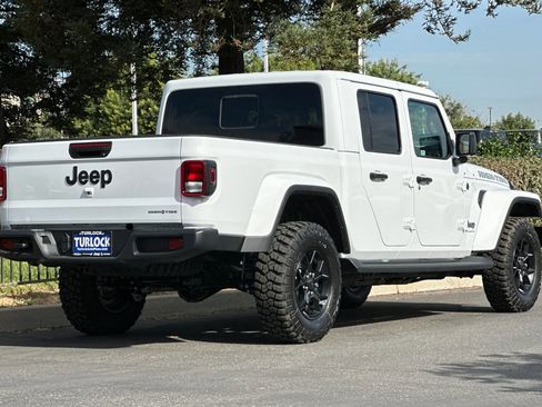 New 2025 Jeep Gladiator Sport image 4