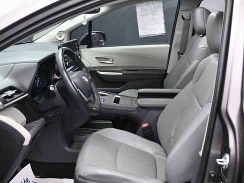 Used 2022 Toyota Sienna XLE w/ XLE Plus Package image 18