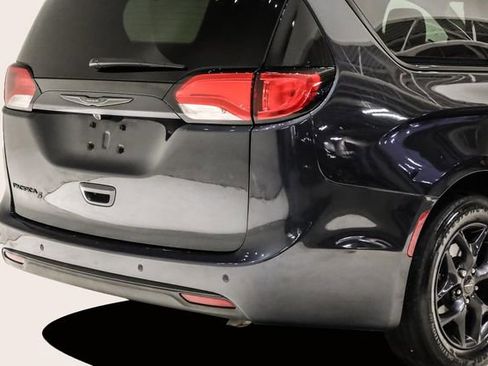 Used 2019 Chrysler Pacifica Touring-L Plus w/ S Appearance Package image 6