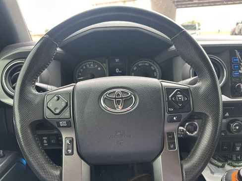 Used 2019 Toyota Tacoma TRD Off-Road w/ Technology Package AWD/4WD image 3