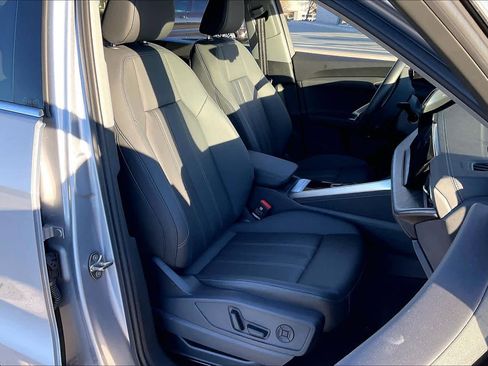 Used 2025 Audi Q5 Premium w/ Convenience Package image 8