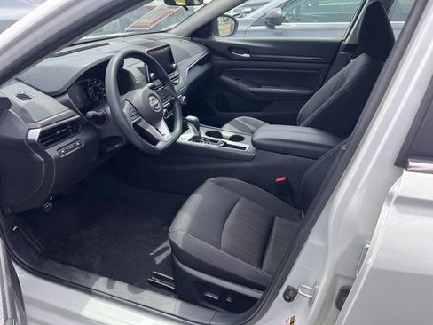 Used 2025 Nissan Altima 2.5 SV FWD image 9