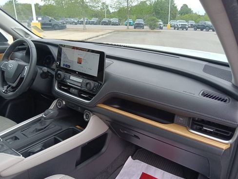 Used 2024 Toyota Grand Highlander AWD image 36