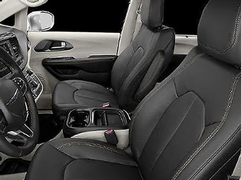 Used 2017 Chrysler Pacifica Touring-L Plus w/ Advanced Safetytec Group FWD image 39