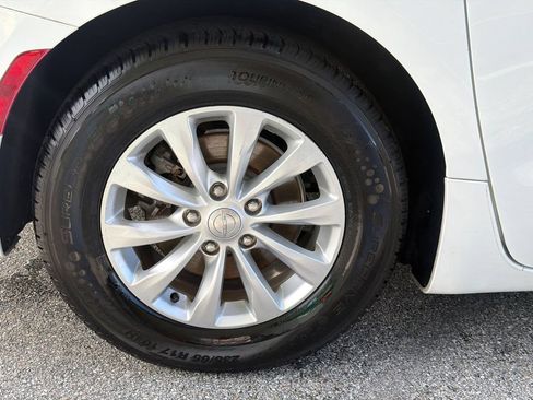 Used 2017 Chrysler Pacifica Touring w/ Tire & Wheel Group FWD image 11
