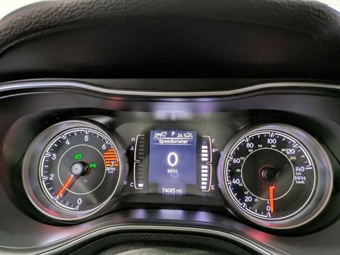 Used 2019 Jeep Cherokee Latitude Plus w/ Cold Weather Group AWD/4WD image 18