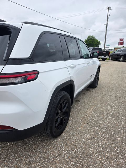 Used 2024 Jeep Grand Cherokee Altitude AWD/4WD image 7