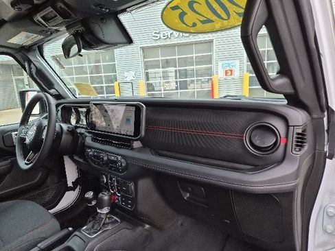 Used 2025 Jeep Wrangler Unlimited Rubicon AWD/4WD image 10