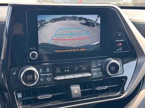 Used 2023 Toyota Highlander XLE image 25