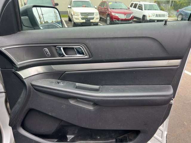 Used 2019 Ford Explorer XLT w/ Equipment Group 202A AWD/4WD image 8