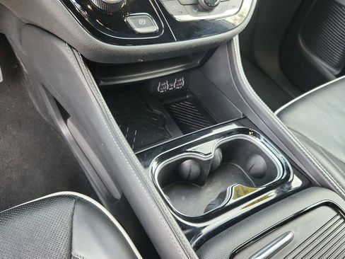 Used 2025 Chrysler Pacifica Limited FWD image 24