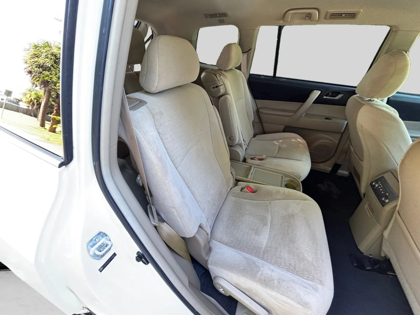 Used 2012 Toyota Highlander FWD w/ Tech Pkg image 18