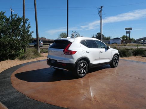 Used 2023 Volvo XC40 B5 Core image 2