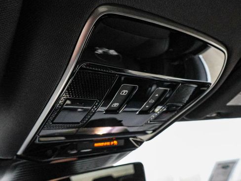 New 2025 Land Rover Range Rover SE image 40