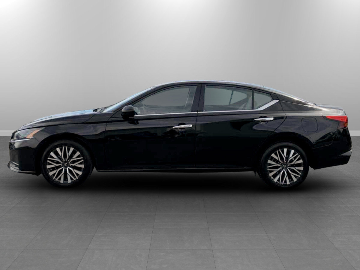Used 2025 Nissan Altima 2.5 SV FWD image 4