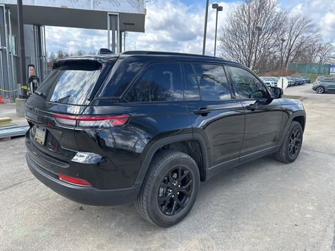 Used 2024 Jeep Grand Cherokee Altitude image 7