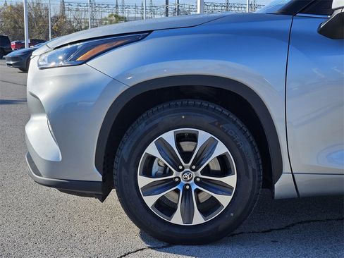 Certified 2023 Toyota Highlander XLE image 8