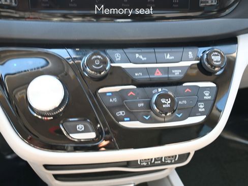 Used 2024 Chrysler Pacifica Touring-L image 16