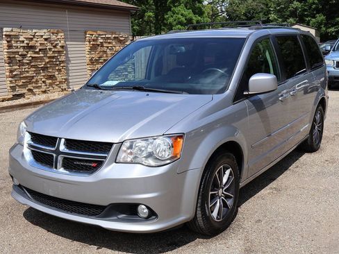 Used 2017 Dodge Grand Caravan SXT FWD image 4