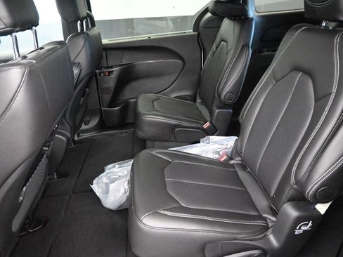 New 2026 Chrysler Pacifica Select image 16