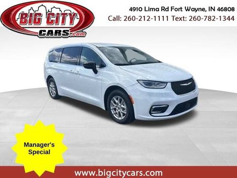 Used 2024 Chrysler Pacifica Touring-L FWD image 1