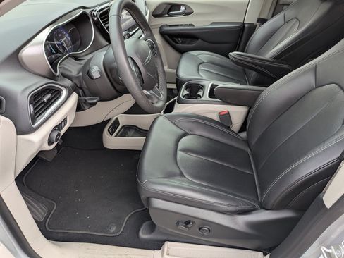 Used 2024 Chrysler Pacifica Touring-L FWD image 8