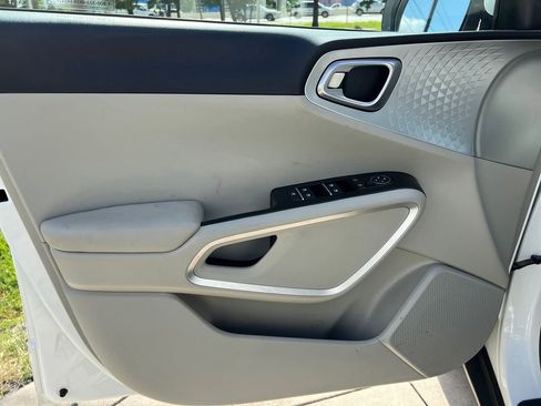 Used 2025 Kia Soul LX FWD image 16