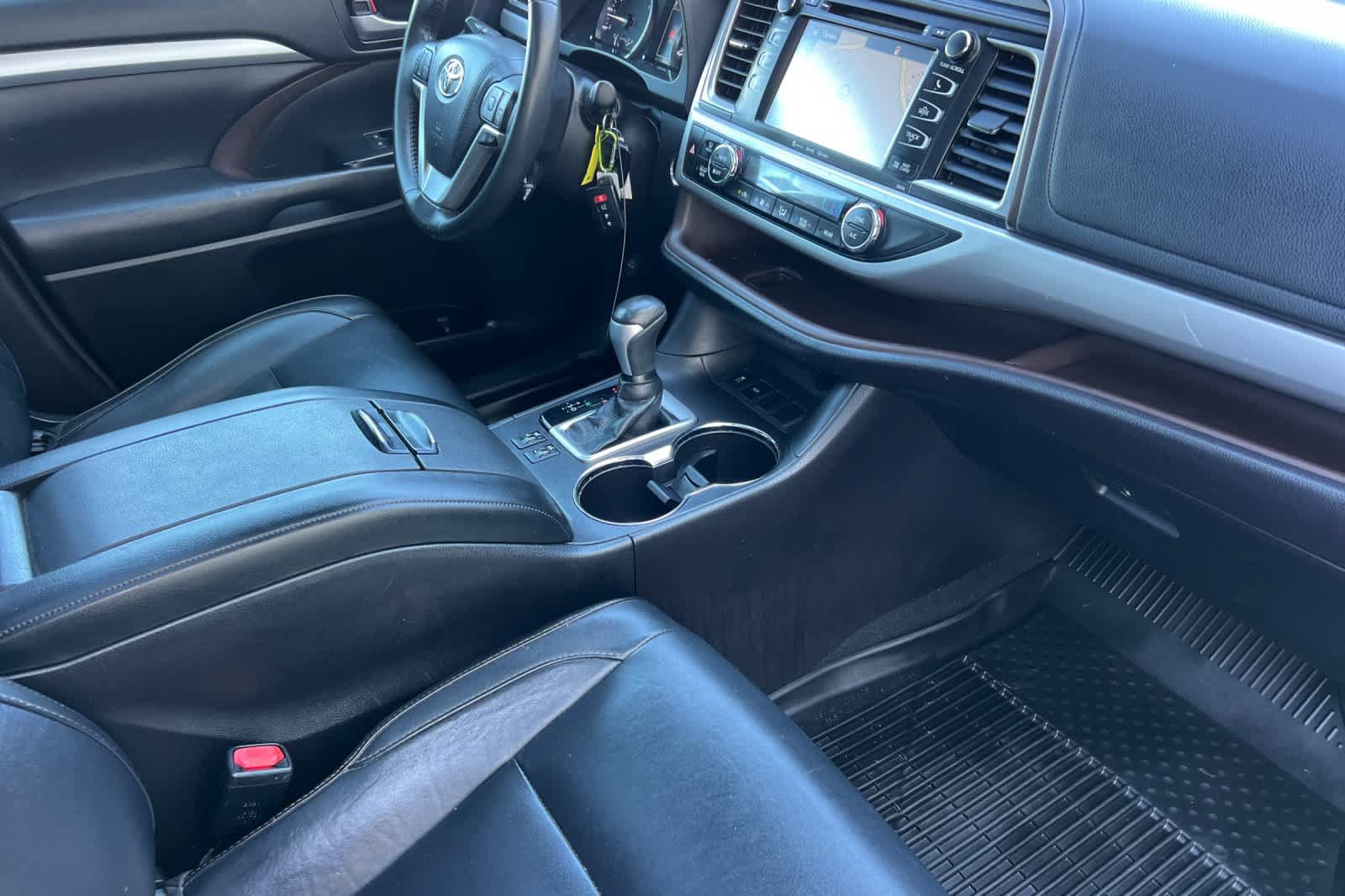 Used 2018 Toyota Highlander XLE FWD image 18