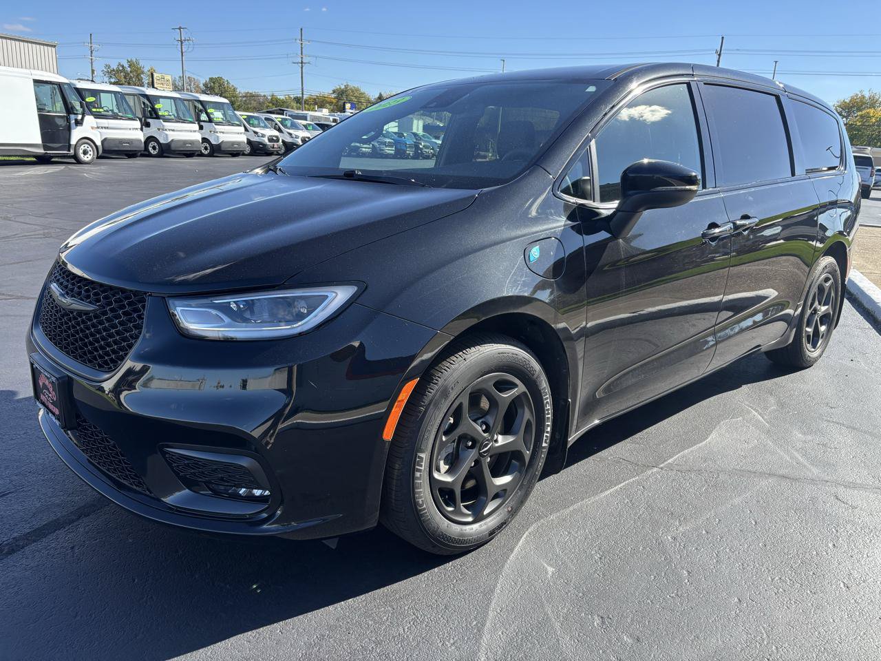 Used 2023 Chrysler Pacifica Touring-L w/ Uconnect Theater Family Group FWD image 7