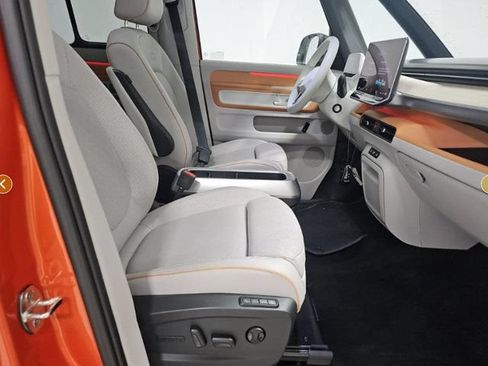 Used 2025 Volkswagen ID. Buzz 1st Edition AWD/4WD image 3