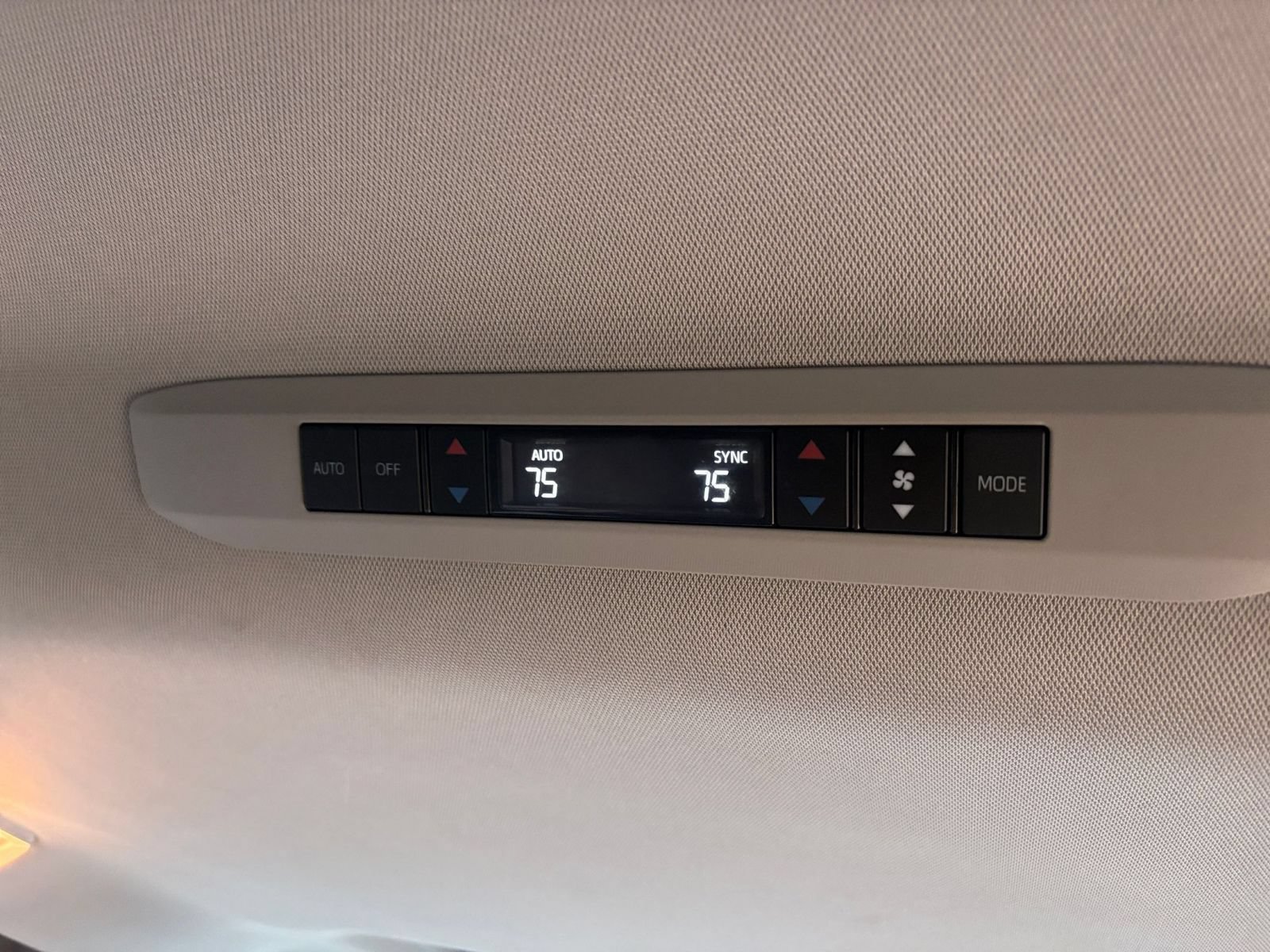 Used 2025 Toyota Sienna XLE FWD image 24
