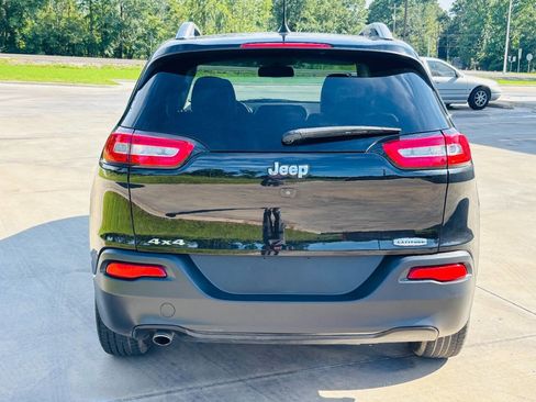 Used 2018 Jeep Cherokee Latitude Plus w/ Cold Weather Group image 4