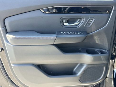 Used 2025 Honda Pilot TrailSport image 18